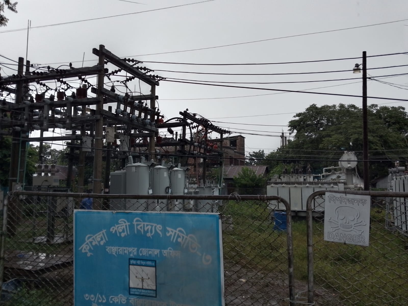 বাঞ্ছারামপুরে পল্লী বিদ্যুৎ সাবষ্টেশনের পাশেই গ্যাস সিলিন্ডার বিক্রি!! যেকোনো সময় ঘটতে পারে মারাত্মক দূর্ঘটনা।