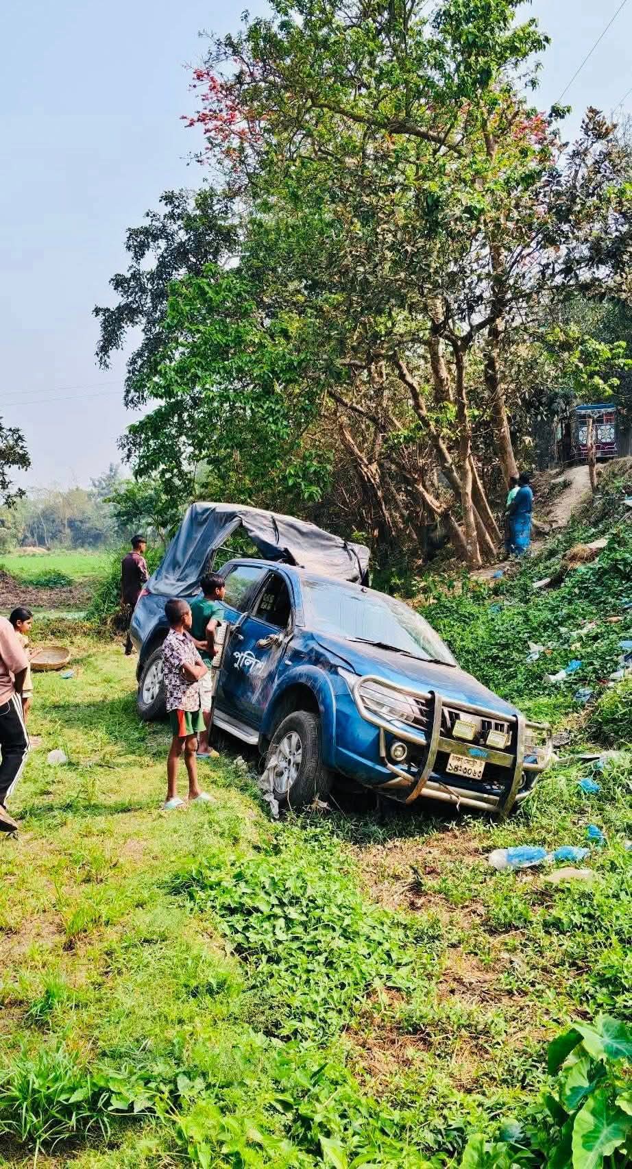 প্রতিমন্ত্রী সাকিকে সালাম দিতে গিয়ে পুলিশবাহী গাড়ি উল্টে গুরুতর আহত ৭
