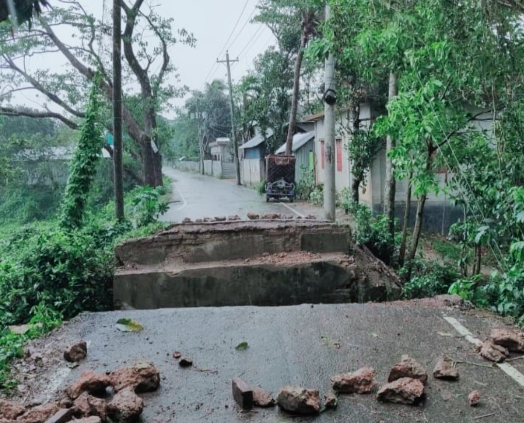 বাঞ্ছারামপুরে সরকারের নিয়মনীতি ছাড়াই সরকারি কালভার্ট বিক্রি, ভাঙ্গা হাড়ির দোকান হতে ৫১০ কেজি রড উদ্ধার
